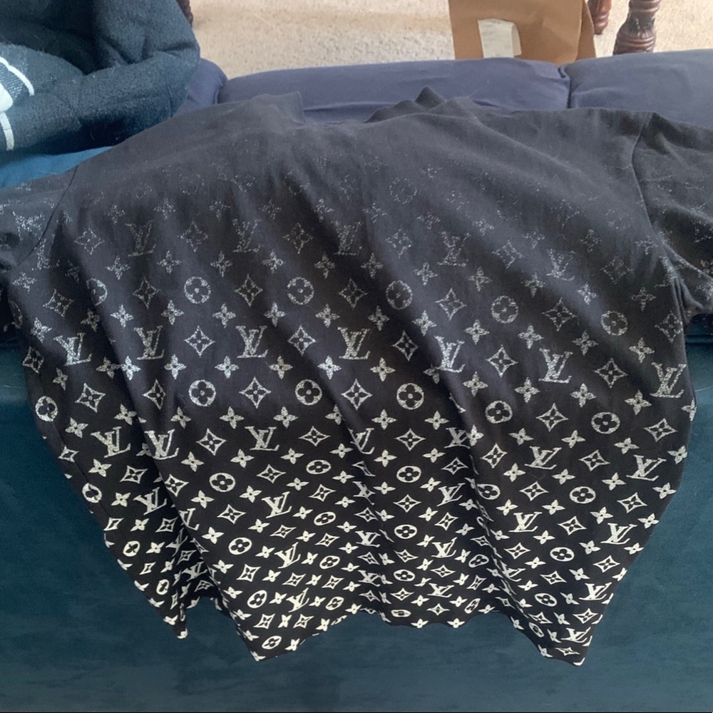 Lightly worn men’s Louis Vuitton shirt. Size large but fits like a medium